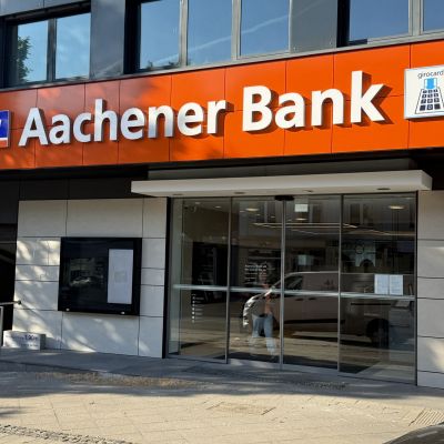 Beleuchtete Buchstaben, Fassadenbeschriftung, Werbung, Werbetechnik, Aachener Bank
